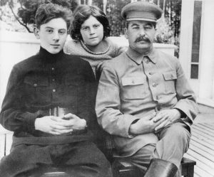 На фото: Иосиф Сталин с детьми Светланой и Василием