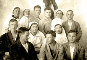 Раненые эг 1247 и врач Стесюк З.П (в центре) перед отправкой на фронт 1942 г.
