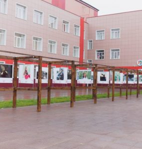 «Россия — это мы!» – детская фотовыставка под открытым небом заработала в Междуреченске
