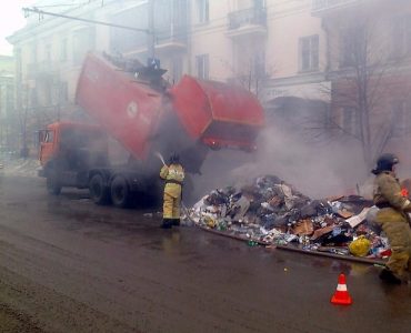 В Новокузнецке пожарные тушили мусоровоз