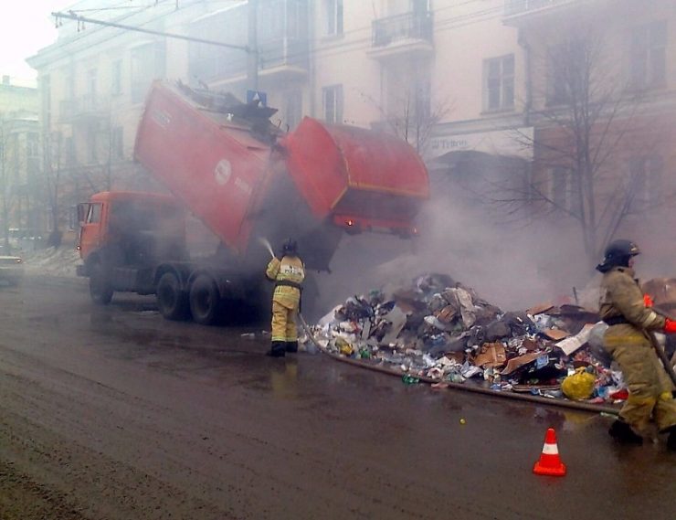 В Новокузнецке пожарные тушили мусоровоз