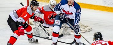 Новокузнечане обыграли соперника в овертайме со счетом 4:3 и поднялись на 9 место в чемпионате Высшей хоккейной лиги. 