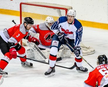 Новокузнечане обыграли соперника в овертайме со счетом 4:3 и поднялись на 9 место в чемпионате Высшей хоккейной лиги. 