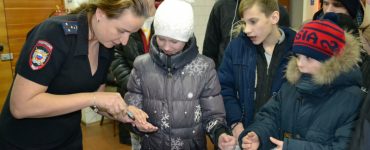 В Новокузнецке в гостях у полицейских побывали старшеклассники из подшефного детского дома