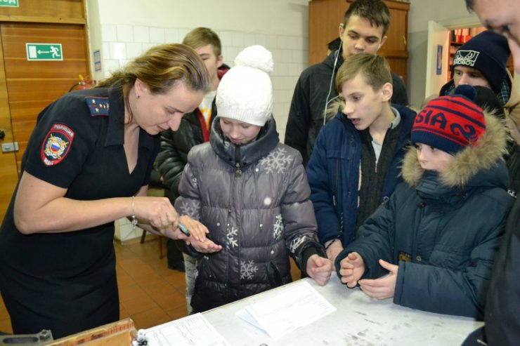 В Новокузнецке в гостях у полицейских побывали старшеклассники из подшефного детского дома