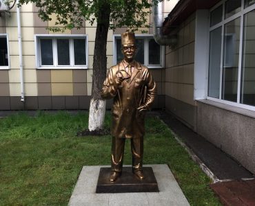В Новокузнецке установили памятник врачу