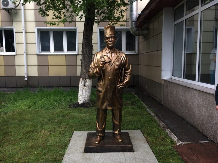 В Новокузнецке установили памятник врачу
