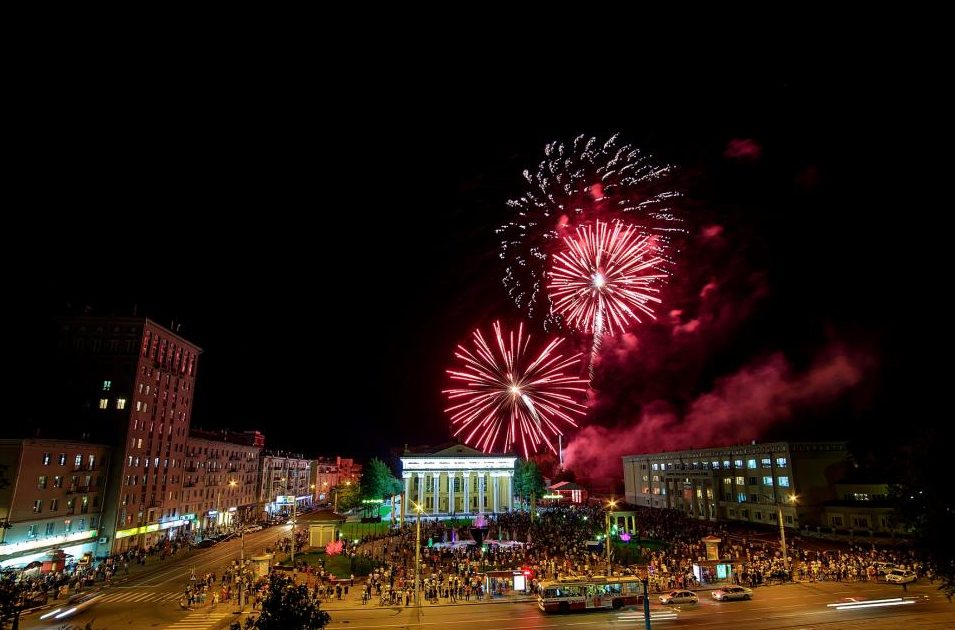 Когда день города в новокузнецке. Салют в Новокузнецке. Стерлитамак салют. Новогодний салют город Новокузнецк. День города Новокузнецк.