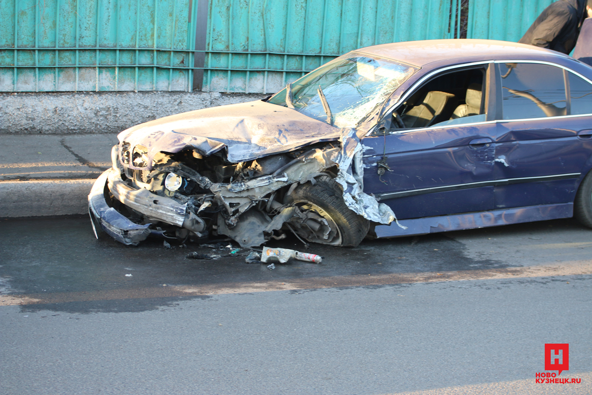 Bmw ушли. БМВ уходит от погони. BMW уходит погоня. Авария на Курако в Новокузнецке сегодня. БМВ уходит от погони фото.