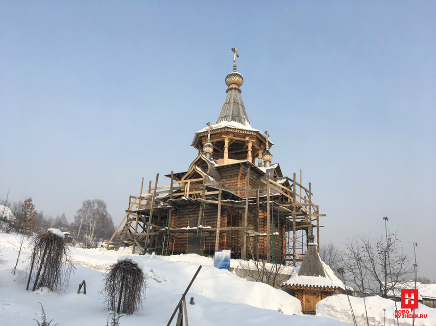 Новокузнецке на неделю. Церковь изгнания бесов Новокузнецк. Колокольня Новокузнецк. Новокузнецк деревянное зодчество. Храм в Новокузнецке Иоанна воина ДАД возле церкви.