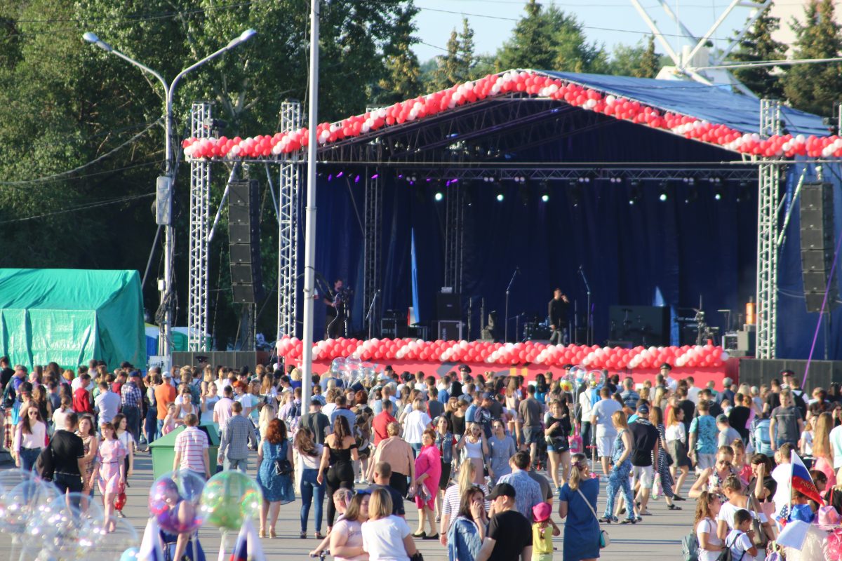 Сцена города. Новокузнецк площадь торжеств сцена. Концерт на площади. День города сцена. Сцена город площадь.