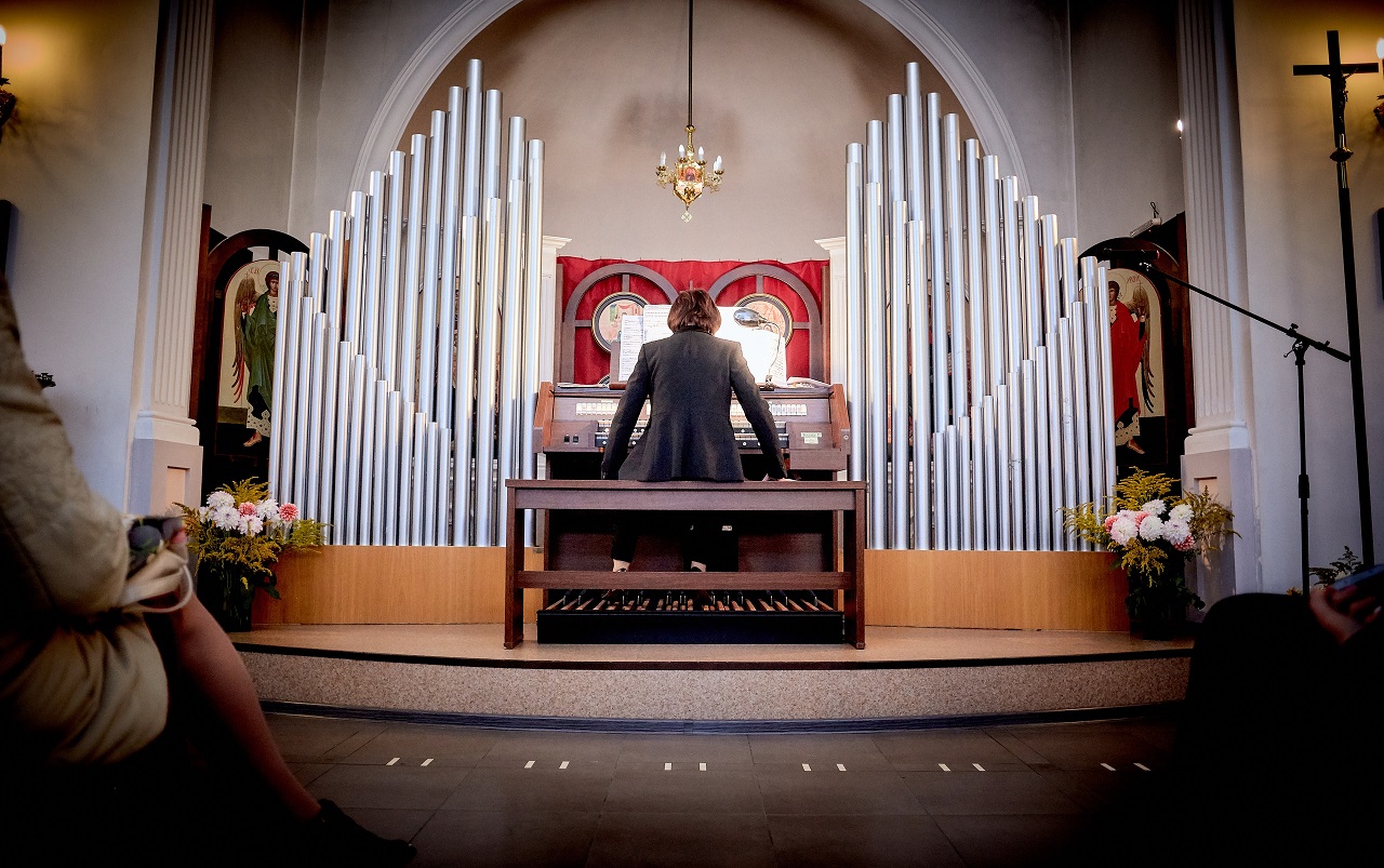 Католический музыкальный инструмент. Органный концерт в Великобритании католический храм. Католическая Церковь Новокузнецк.